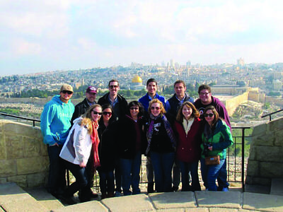 学生们通过宗教、政治和文化学院前往以色列