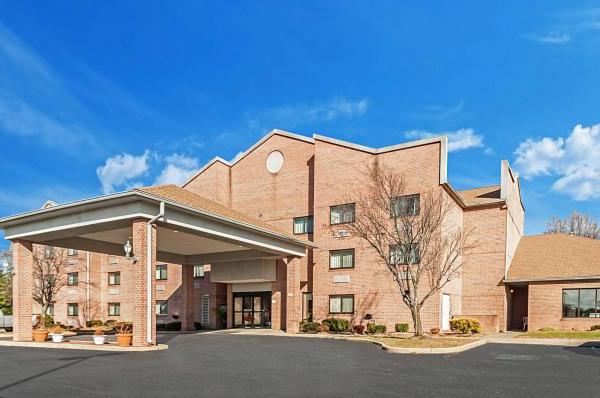 A photo of the Red Roof Inn & Suites in Chestertown, Maryland